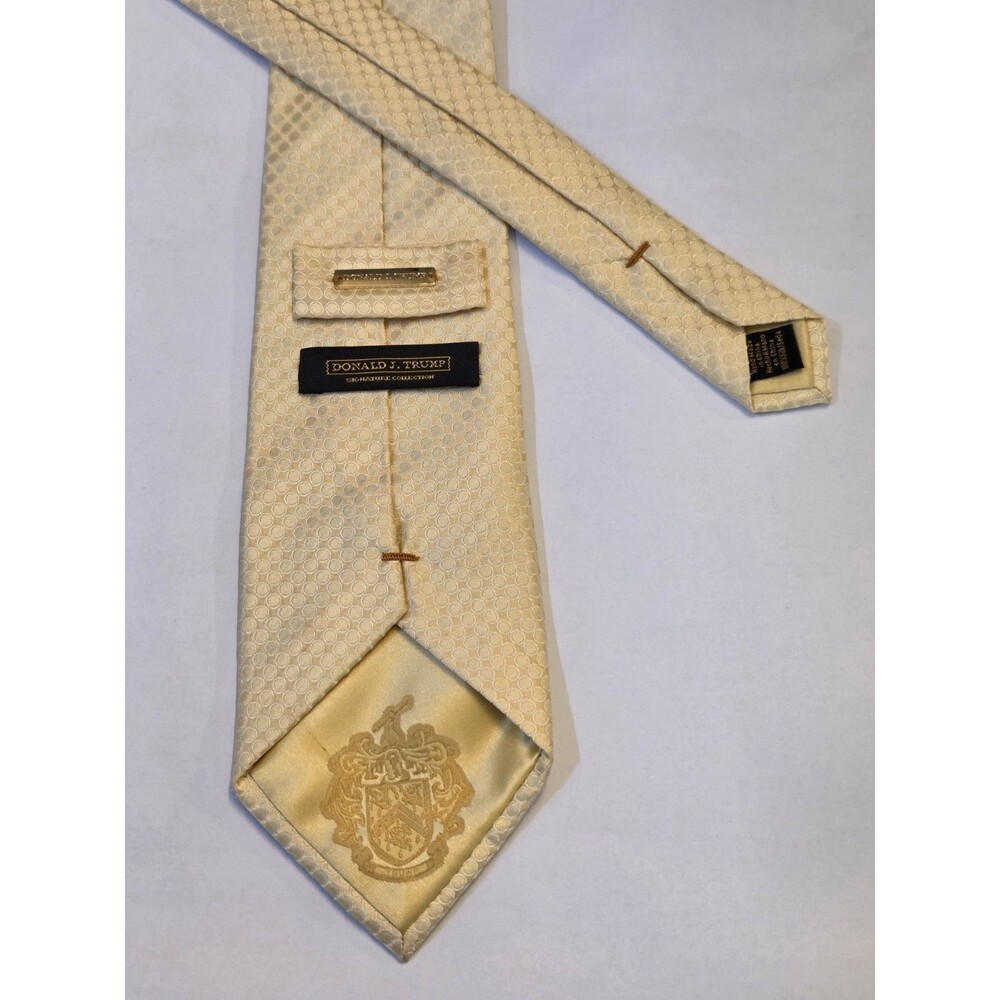 Donald J Trump Signature Collection Silk Tie Yellow Medallion 59” x 3.75" USA - Picture 2 of 6
